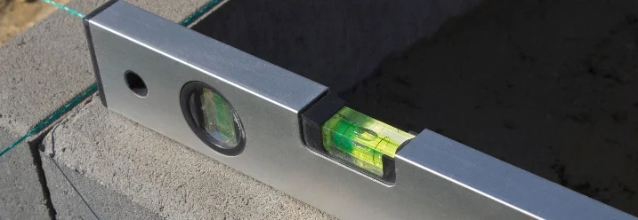 Wasserwaage auf Betonmauer